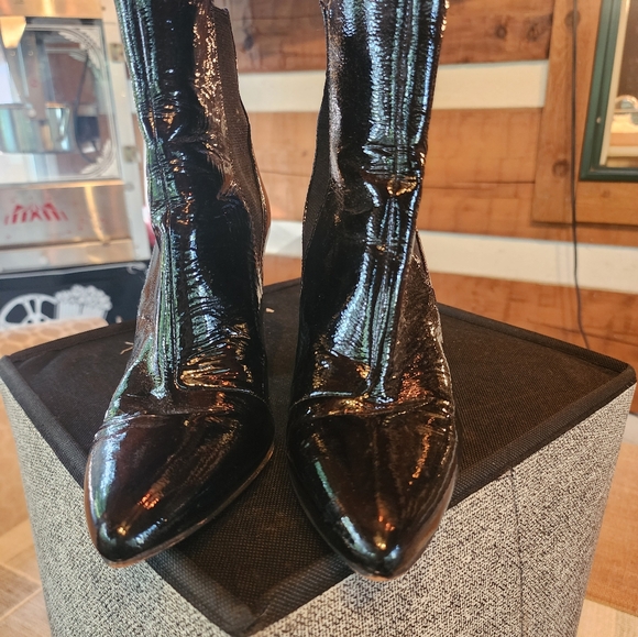 13 pairs of sandals/heels/booties. All in excellent shape. From 71/2-8 sizes. - Picture 4 of 13